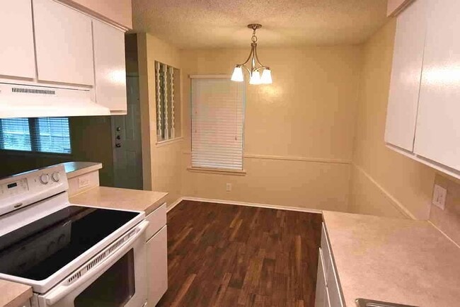 Building Photo - 3321 Dolphin Dr