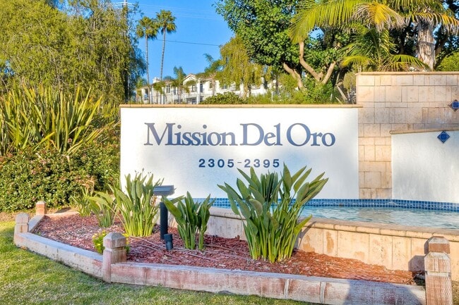 Building Photo - 2Bed/2Bath End Unit in Gated Community~ Ra...