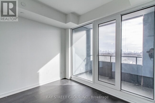 Photo du bâtiment - 2020 Bathurst St