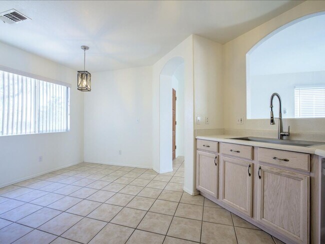 Building Photo - 3 Bedroom 2 Bathroom