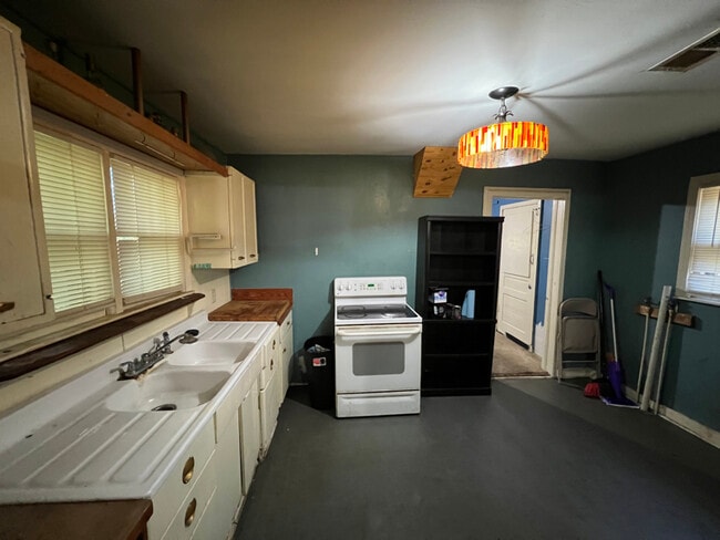 Foto del edificio - 706 Violet St