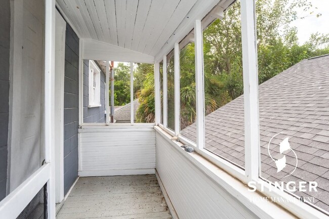 Building Photo - 2 Bedroom / 1 Bath For Rent In Downtown Be...