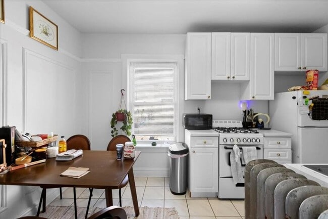 Building Photo - 1 bedroom in Chicago IL 60657