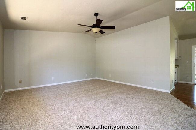 Foto del edificio - Large home off Lake Blvd with a 5 min driv...