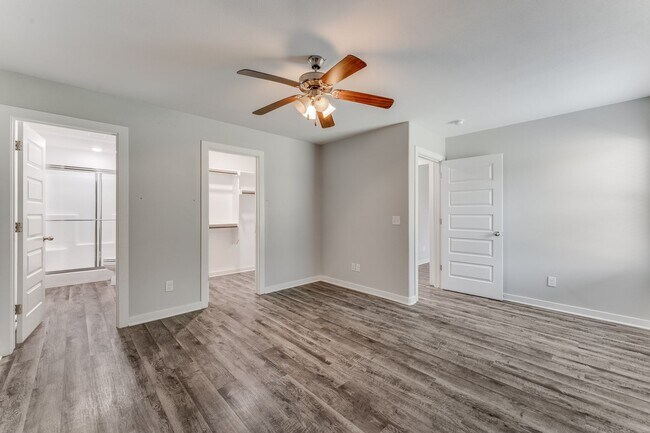Foto del edificio - 640 Hidden Springs Dr