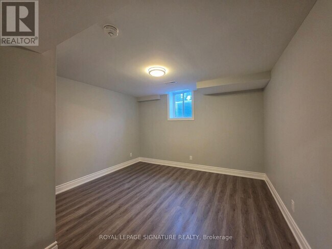 Photo du bâtiment - 901 Minchin Way