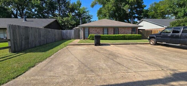 Foto del edificio - Beautiful 2-Bedroom Duplex in Longview! Co...