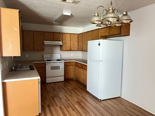 Building Photo - 2704 Alma Dr