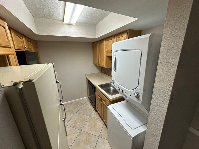 Foto del edificio - **MOVE IN SPECIAL $500 Off the first months rent** COZY 2 Bedroom/1.5 Bathroom 2nd Floor Condo!!