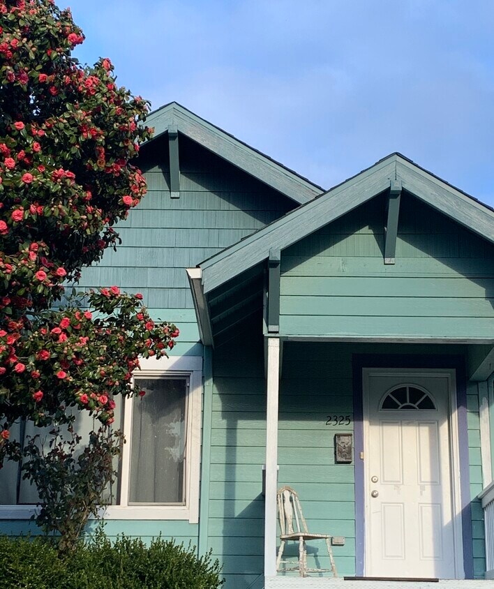 Cottage Home - 2325 S Ainsworth Ave