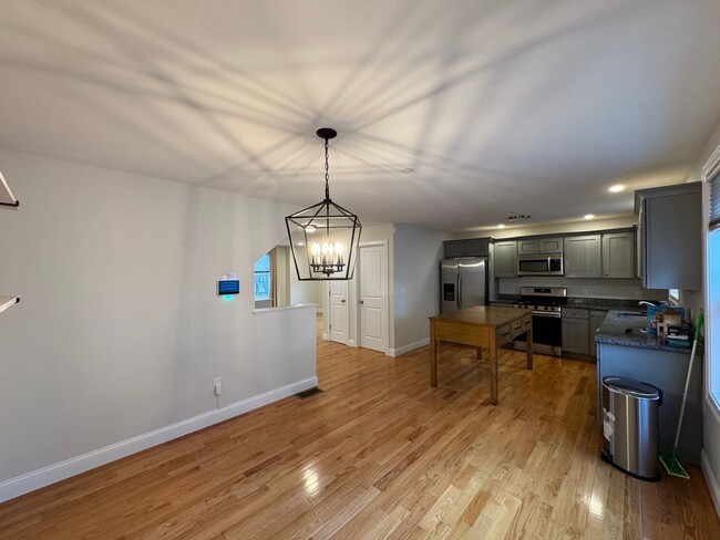 Foto del edificio - Modern Townhouse for Rent in Haverhill, MA...