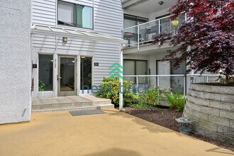 Building Photo - 2104 Alki Ave SW