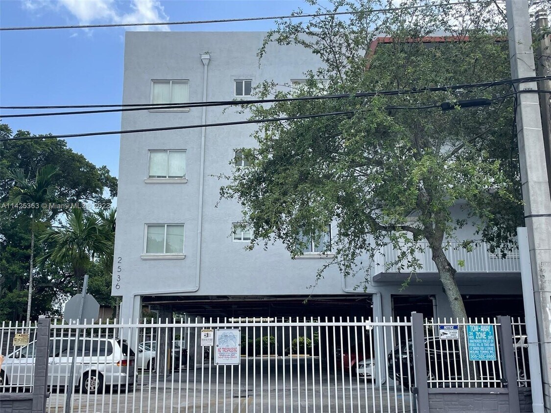 Foto principal - 2536 NW 24th St