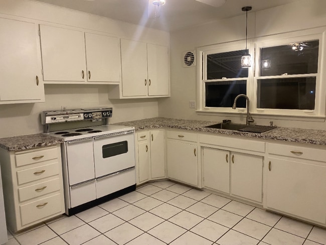 Building Photo - 1710 Alexander Cir