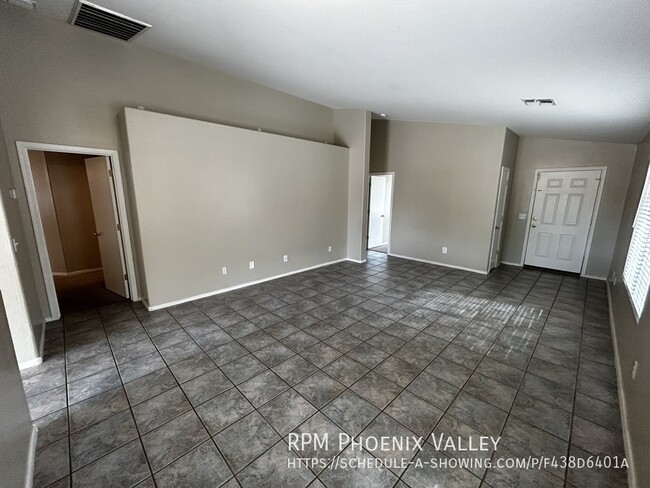 Building Photo - Open Concept 4 Bed/2 Bath W/ New Paint & N...