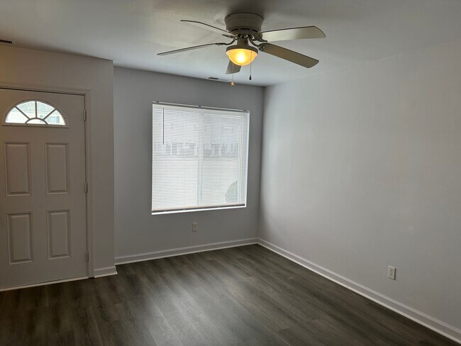 Foto del edificio - Townhouse in Newport News