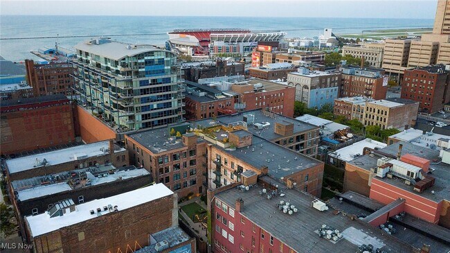 Foto del edificio - 725 Johnson Ct