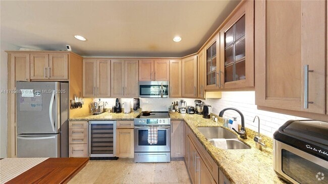 Building Photo - 530 NE 15th Ct