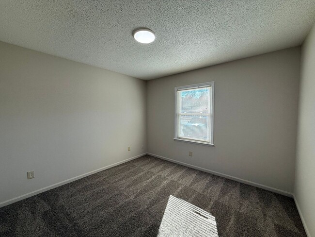 Building Photo - 2 bedroom, 1 bath Duplex