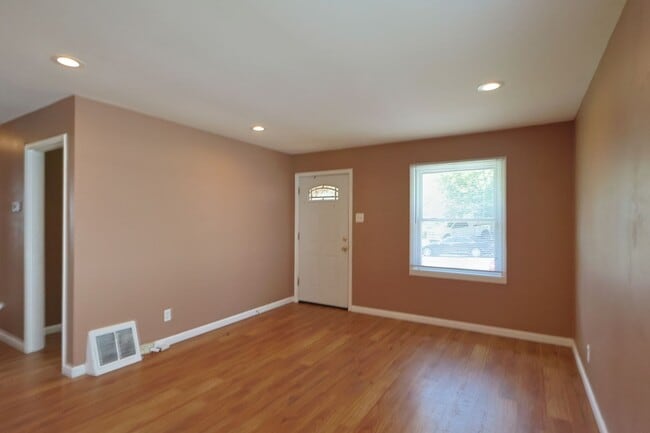 Building Photo - Charming 3-Bedroom Ranch with Large Backyard