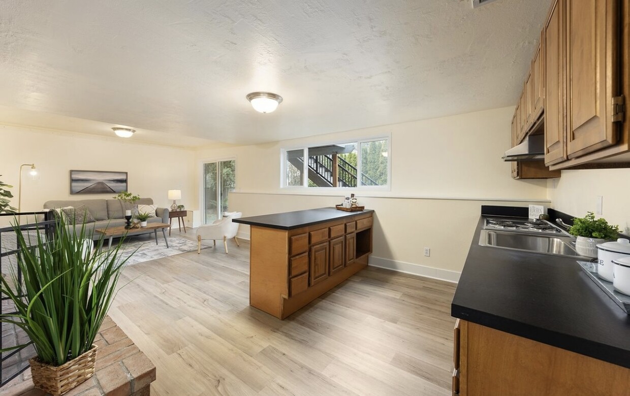 Building Photo - 11835 SE Valley View Ter