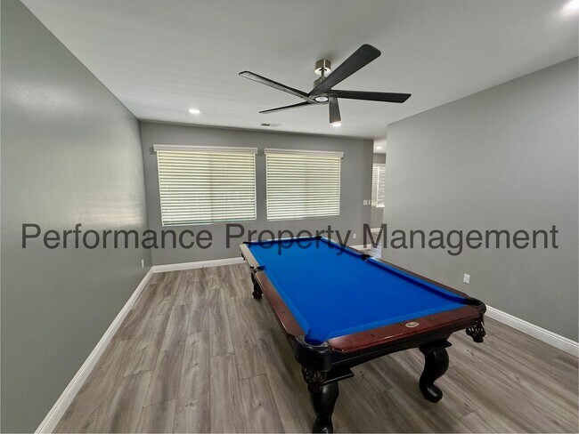 Foto del edificio - Stunning 4 Bed/3 Bath NW Bakersfield Home w/ Pool, RBP & Security Deposit Alternative Option