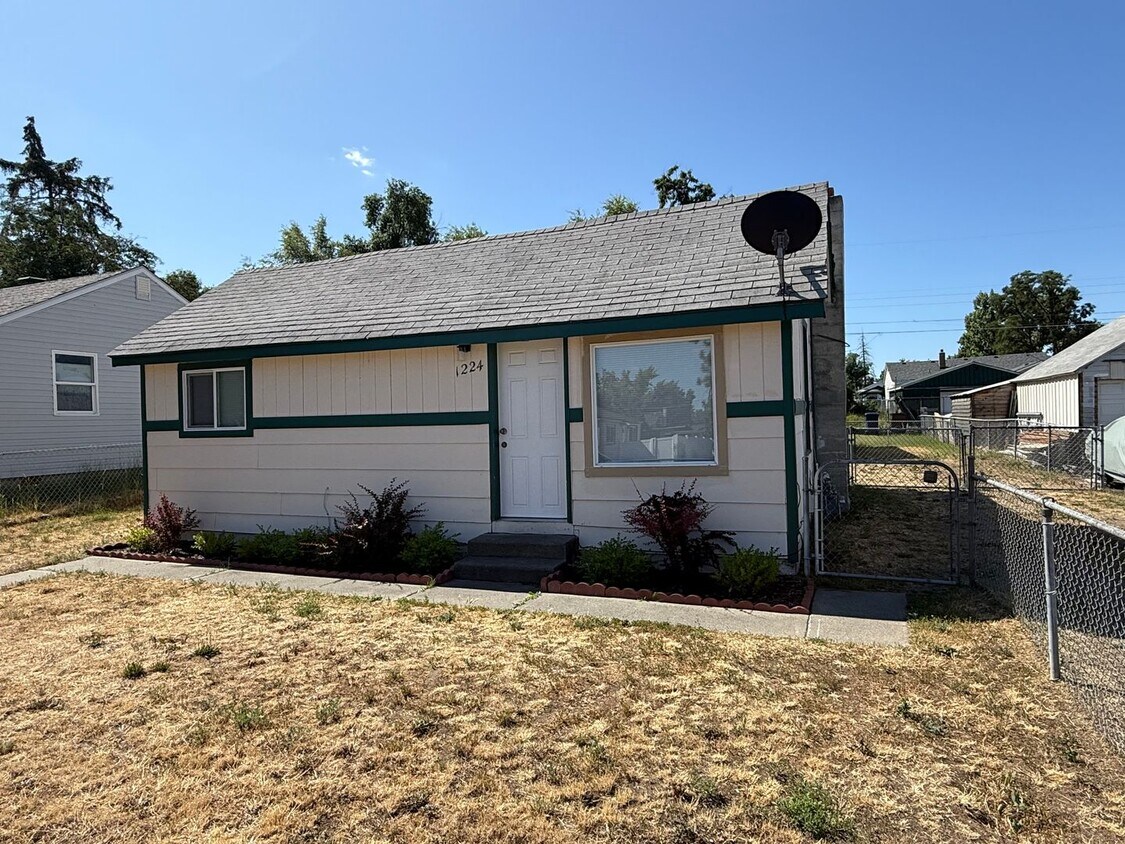 Primary Photo - 1 Bed 1 Bath home with fenced yard and a s...