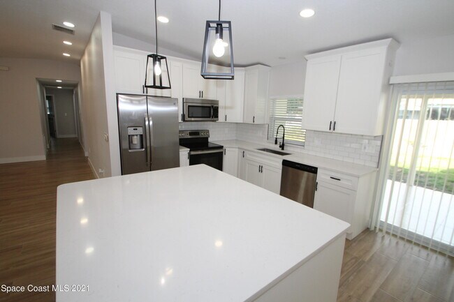 Foto del edificio - 580 Pine Tree Dr