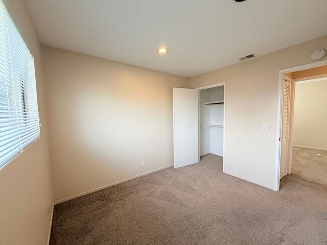 Building Photo - Charming Petaluma Home with Expansive Backyard