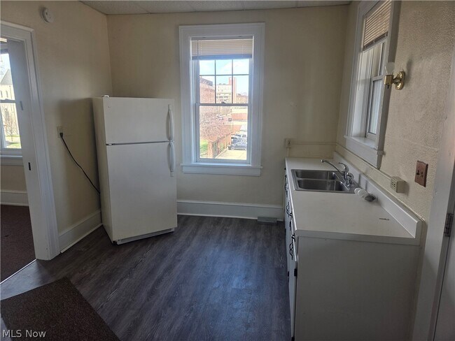 Building Photo - 534 Cleveland Ave SW