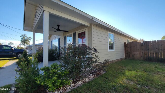 Foto del edificio - 1813 Arthur Ave