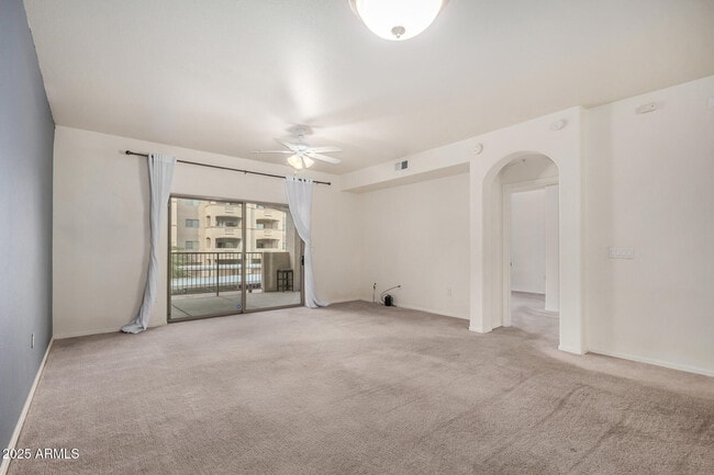 Foto del edificio - 920 E Devonshire Ave