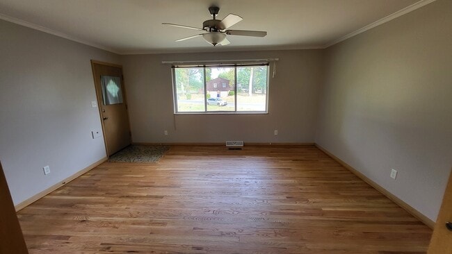 Family Room - 4365 Glenmawr Ave