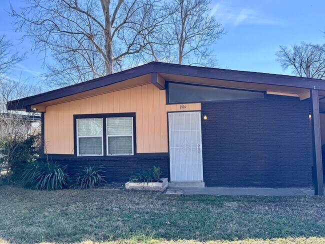 Foto del edificio - Charming 3-bedroom, 1-bath home featuring an attached carport and a fully fenced backyard—perfect...