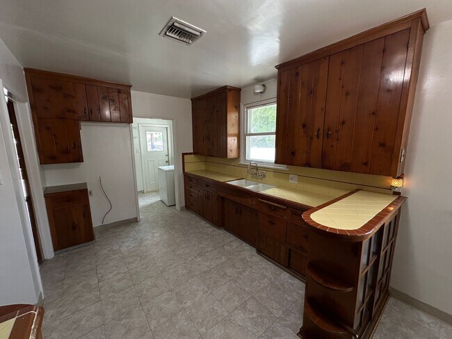 Foto del edificio - 3 Bed, 2 Bath Home in Lake Balboa