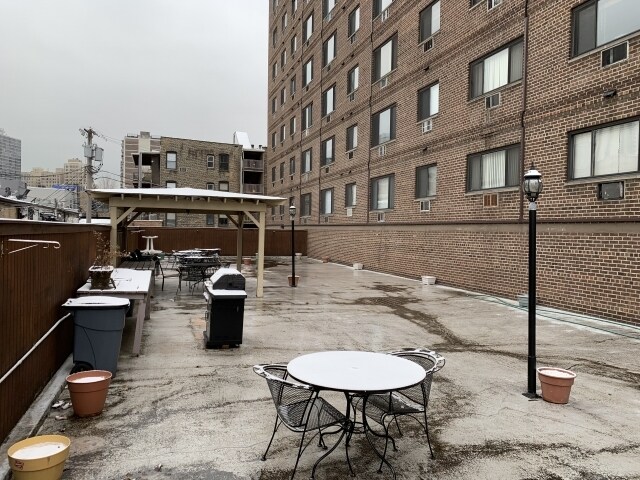 Building Photo - 607 W Wrightwood Ave