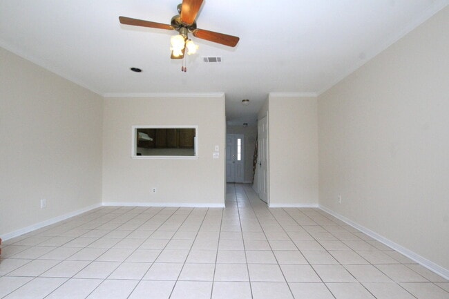 Building Photo - Private End-Unit Townhome with Fenced Yard...