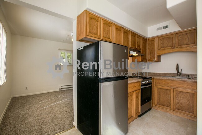 Building Photo - 402 Richmond Dr SE