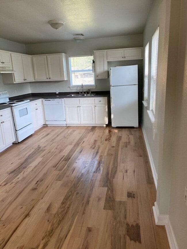 Building Photo - CUTE  1 BEDROOM / 1 BATH - SMITHVILLE HOME