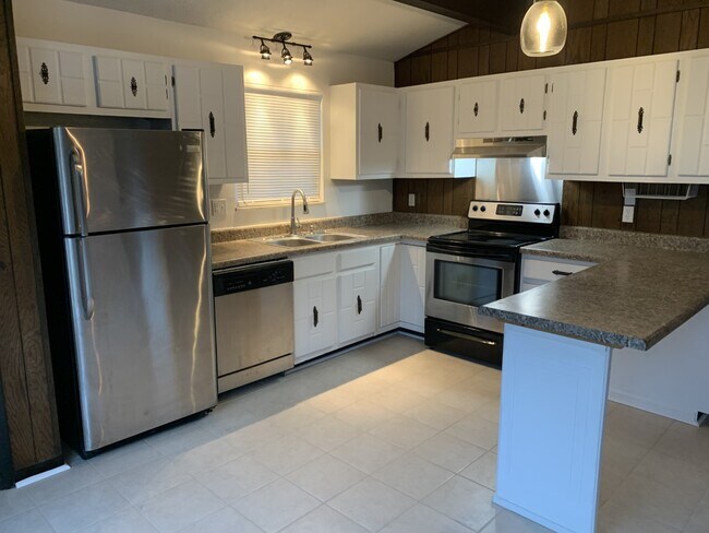 Grifo nuevo, iluminación nueva, ventana nueva, electrodomésticos renovados, gabinetes pintados, barra de desayuno - 519 E Churchwell Ave