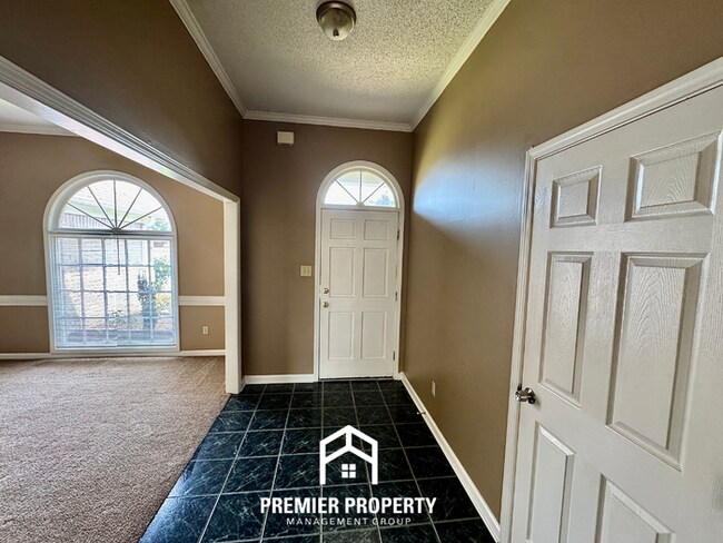 Foto del edificio - Spacious 3BR/2BA Near Southwind | 1,958 Sq Ft, Brick Fireplace, 2-Car Garage & Quiet Cove