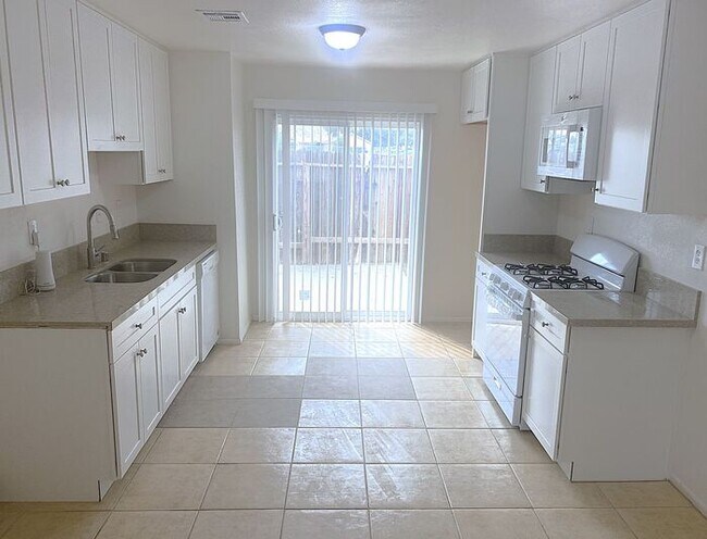 Foto del edificio - Remodeled Apple Valley 2Bd, 2Ba Apartment