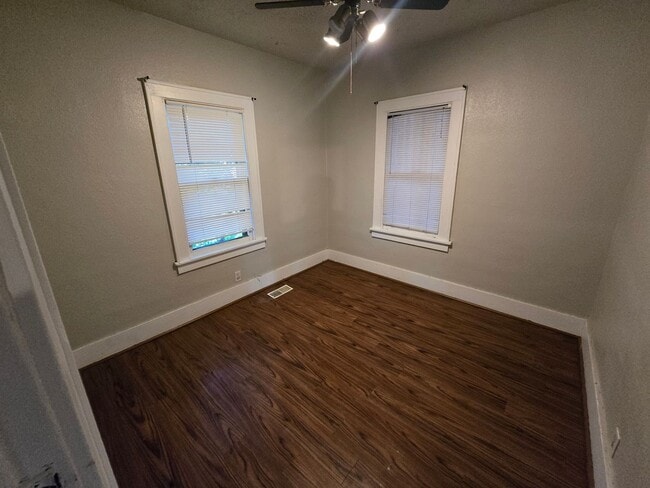 Building Photo - $1100 - 2 Bed 1 Bath Home