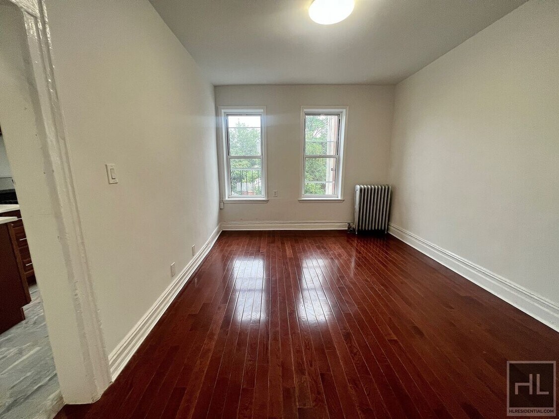 Foto principal - 3BR 1BA 1100sft Floor Through