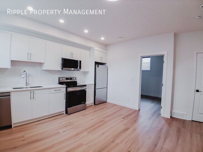 Photo du bâtiment - SPACIOUS 1 BEDS, 1 BATHS BASEMENT SUITE | PRIVATE REAR ENTRY & ABUNDANT NATURAL LIGHT