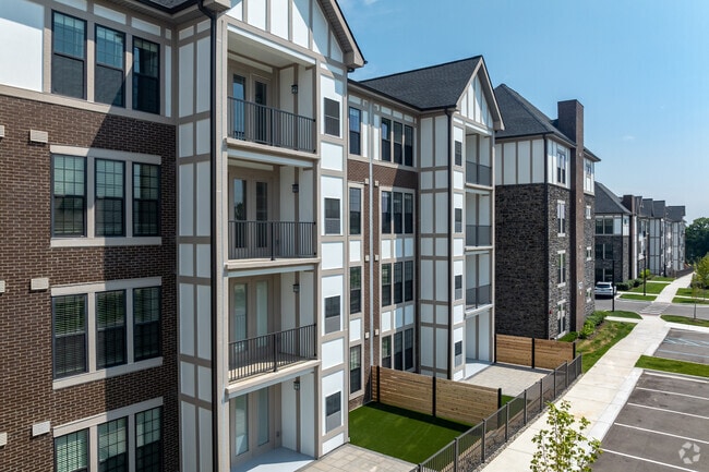 Building Photo - Legacy Rochester Hills
