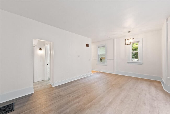 Building Photo - 2026 E Kenilworth Pl