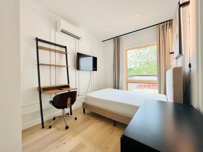 Foto del edificio - Furnished room/NOT APARTMENT