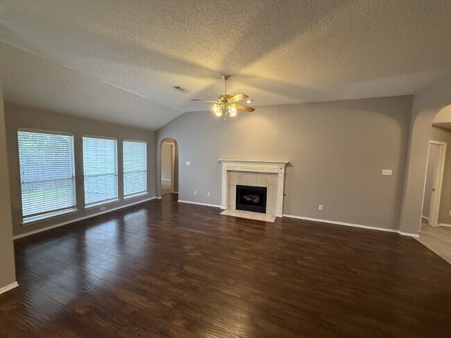 Foto del edificio - Charming 3 Bedroom Haven with 2 Full Baths in Fort Worth. Spacious 1748 Sq. Ft. Retreat on Comfor...