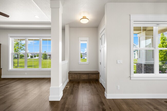 Building Photo - 6230 N Bolsena Ln